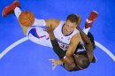 Blake Griffin, de los Clippers de Los Angeles, ataca la canasta frente a Bismack Biyombo, de los Bobcats de Charlotte, en la primera mitad del juego del martes 26 de febrero de 2013, en Los Angeles. (Foto AP/Chris Carlson)