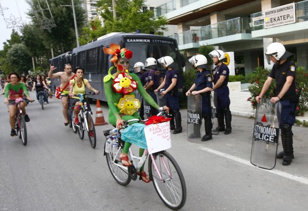 Aksi Peringatan Hari Bersepeda Tanpa Busana [ www.BlogApaAja.com ]