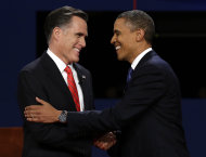 El candidato presidencial republicano Mitt Romney y el presidente Barack Obama se saludan al comenzar el primer debate presidencial de esta campaña, en la Universidad de Denver, el miércoles 3 de octubre de 2012, en Denver. (Foto AP/Charlie Neibergall)
