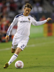 El mediocampista del Galaxy de Los Angeles David Beckham (23), de Inglaterra, con el balón durante la primera mitad del encuentro contra Chivas USA el domingo 16 de octubre de 2011, en Carson, California. (Foto AP/Gus Ruelas)