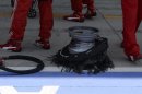 Un neumático destrozado del coche del piloto brasileño Felipe Massa en Northamptonshire, Reino Unido. EFE