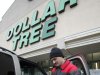 Foto del 16 de marzo del 2011 muestra a un comprador en la tienda Dollar Tree de Batavia, Nueva York. El gasto consumidor creció en febrero a su mayor ritmo desde octubre. 
(Foto AP/David Duprey)