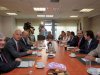 Στιγμιότυπο από τη χθεσινή συνάντηση ανάμεσα στον υπουργό Κωστή Χατζηδάκη και το προεδρείο της ΕΕΤ