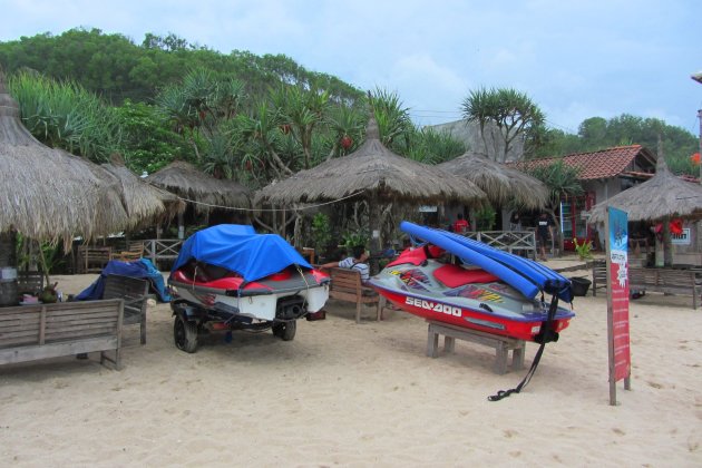 Kafe-kafe-pinggir-pantai-yang-juga-menyediakan-peralatan-olahraga-air-jpg_080225