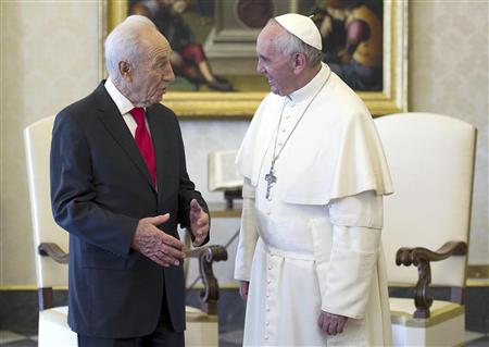 Pope Francis (R) talks with Israeli President Shimon Peres during a private meeting at the Vatican April 30, 2013. REUTERS/Ettore Ferrari/Pool