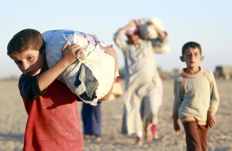 ULS16. Sanliurfa (Turkey), 21/09/2014.- Syrian refugees cross the Syrian-Turkish border near Sanliurfa, Turkey, 21 September 2014. Nearly 100,000 Syrian Kurds fleeing the Islamic State militant group have crossed into Turkey in the past three days, a UN official said. (Siria, Turquía) EFE/EPA/ULAS YUNUS TOSUN
