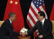 Presiden AS barack Obama berjabat tangan dengan Presiden Cina Hu Jintao