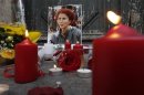 Fiori e candele davanti al ritratto dell'attivista turca del Pkk assassinata a Parigi.
