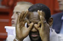 El jugador del Heat de Miami, LeBron James, gesticula desde la banca en un partido contra los Bulls de Chicago el domingo, 23 de febrero de 2014, en Miami. (AP Photo/Lynne Sladky)