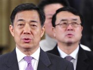 Foto de arquivo do político Bo Xilai cantando o hino nacional chinês no município de Chongqing municipality, na China. Líderes chineses fizeram uma demonstração de unidade neste sábado após as acusações contra Xilai, cuja expulsão do Partido Comunista causou protestos dos partidários esquerdistas. 07/01/2012 REUTERS/Stringer