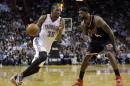 Kevin Durant, del Thunder de Oklahoma City, dribla a LeBron James, del Heat de Miami, en el cuarto periodo del partido disputado el miércoles 29 de enero de 2014 (AP FotoAlan Díaz)