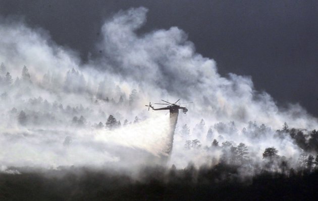 حرائق الغابات في الولايات المتحدة تحول السماء غلى سحابة دخانية كبيرة والهليكوبتر تضل طريقها