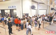 ZARA台灣店昨開幕第2天，仍吸引上萬人進場血拼，形成排隊人龍。廖瑞祥攝
