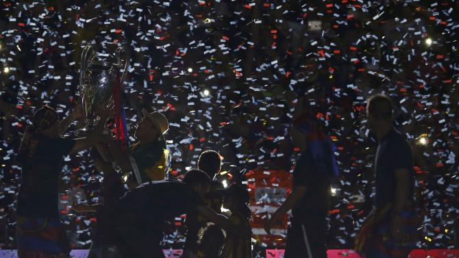 Barcelona&#39;s players hold Champions League trophy during celebration parade in Barcelona