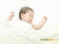 防嬰幼兒猝應避免趴睡　鼓勵仰睡