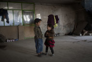 En esta foto del 27 de septiembre de 2011, Tammana y Jammeel juegan en un cine destruido por el Talibán que sirve de casa para su familia, en el centro de Kabul, Afganistán. (Foto AP/Anja Niedringhaus)