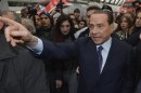 Silvio Berlusconi al suo arrivo in treno alla stazione di Milano sabato scorso.