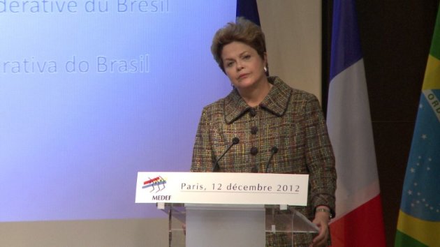 A presidente, Dilma Rousseff, em visita a Paris, França.