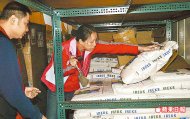 新北市衛生局昨在力暐、力瑜倉庫查獲超過1萬多公斤的過期原物料。石永軒攝