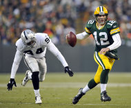 Aaron Rodgers de los Packers se le escabulle a Jarvis Moss de los Raiders de Oakland mientras busca al receptor en el partido del domingo 11 de diciembre del 2011 en Green Bay. (Foto AP/Jim Prisching)