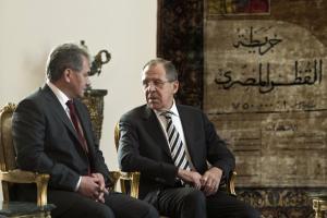 Russian Foreign Minister Sergey Lavrov (R) talks with …