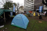 Gendarmes y prefectos llevan cinco días de protesta frente a los edificios Guardacostas y Centinela