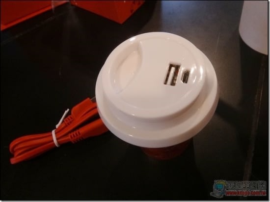 在原本咖啡口的位置配置了USB連接部，可連接電源線充電：