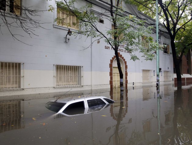 الأرجنتين ..امطار مفاجئة تتحول لفيضانات قتلت 46 شخصا على الأقل .. الخبر بالصور 2013-04-02T171958Z_2098184463_GM1E94303MQ02_RTRMADP_3_ARGENTINA