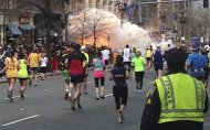 Maratoneti a Boston verso la linea del traguardo mentre scoppia l'esplosione. REUTERS EXCLUSIVE REUTERS/Dan Lampariello