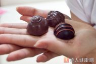 多數人誤以為巧克力是減重的剋星，但多項研究發現適度攝取黑巧克力有保健的功效。（圖片／華人健康網）