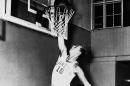 En esta fotografía de archivo del 18 de enero de 1950, Vern Mikkelsen, de los Lakers de Minneápolis, encesta durante un juego en Minneápolis, Minnesota. Mikkelsen falleció el jueves 21 de noviembre de 2013, a la edad de 85 años, dijeron los Lakers, ahora de Los Angeles. (Foto AP/ archivo)