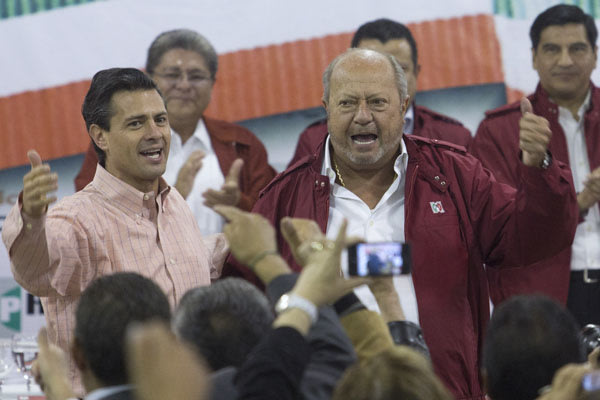 En enero de 2012 el entonces precandidato del PRI a la presidencia, Enrique Peña Nieto, se reunió con trabajadores del sindicato petrolero. Ahí estaba su líder, Carlos Romero Deschamps.