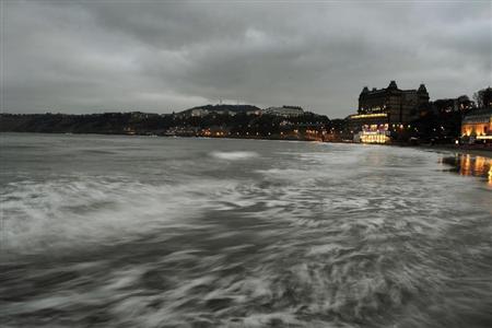 The tide comes in as the sun sets on the seafront in Scarborough, northern England February 26, 2013. REUTERS/Dylan Martinez