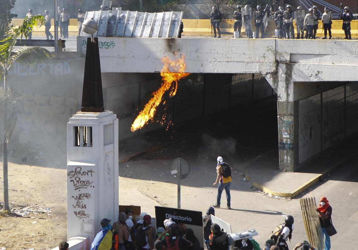 VENEZUELA ES UN CÁOS - Página 9 2014-04-12T215904Z_1084536550_GM1EA4D0GGK01_RTRMADP_3_VENEZUELA-PROTESTS