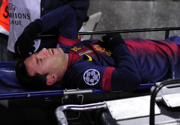 إصابة النجم الأرجنتيني ليونيل ميسي في لقاء الإياب أمام بنفيكا بدور المجموعات بدوري أبطال أوروبا 2012-2013