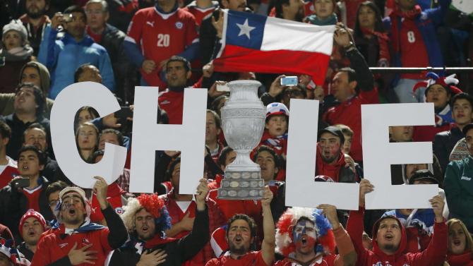 Chilean fans sing their country&#39;s national anthem before the start of the opening match of the Copa America Chile 2015 against Ecuador in Santiago&#39;s National Stadium