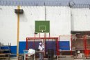 Un preso prepara unos platos en la prisión Miguel Castro Castro de Lima el 12 de junio