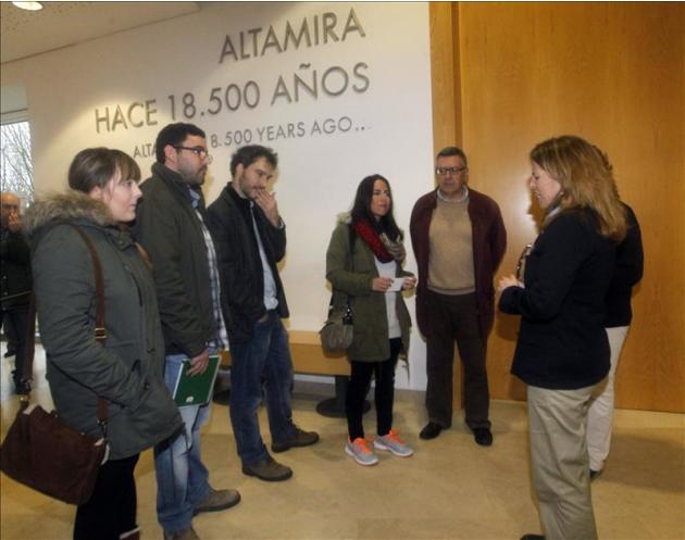 Una guia del Museo de Altamira da instrucciones a las cinco personas anónimas que han podido asistir, tras realizarse un sorteo, a la reapertura de la cueva de Altamira en una visita controlada. EFE
