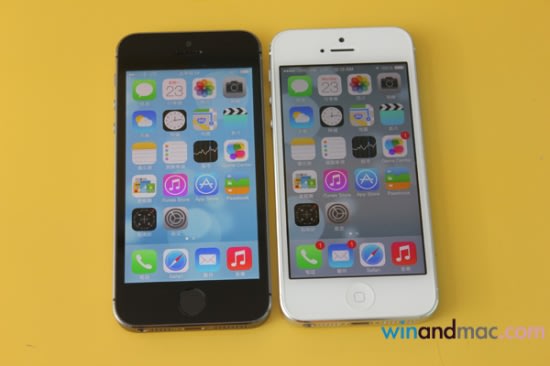 把iPhone 5S（左）與iPhone 5（右）放在一起，若沒有細心留意Home按鈕，基本上是沒有分別的。