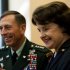 (Arquivo) O general Petraeus ao lado da senadora Diane Feinstein, que preside o Comitê de Inteligência