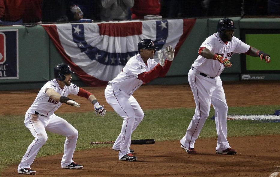 Jacoby Ellsbury de Boston Red Sox, izquierda, Xander Bogaerts, medio, y David Ortiz, señal para Jonny Gomes a deslizarse en casa durante la tercera entrada del Juego 6 de la Serie Mundial de béisbol del miércoles 30 de octubre de 2013 en Boston