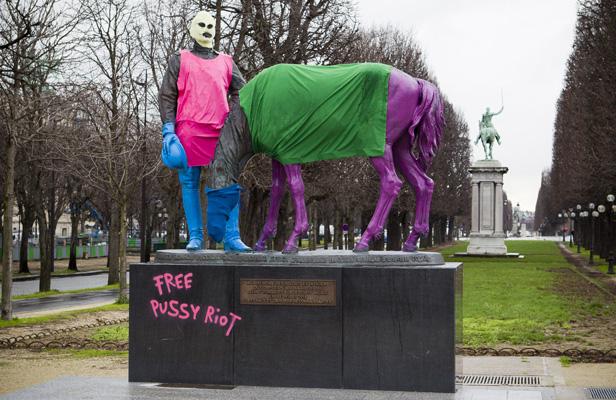 Le 7 février 2013, un groupe de soutien aux Pussy Riot a habillé un monument aux couleurs du groupe punk Russe sur le pont des Invalides à Paris., V. WARTNER / 20 MINUTES