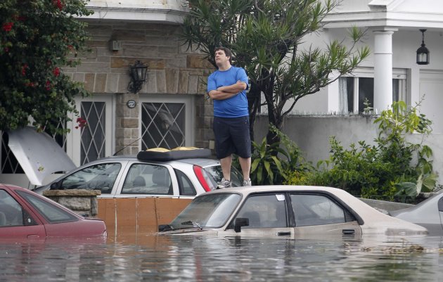 الأرجنتين ..امطار مفاجئة تتحول لفيضانات قتلت 46 شخصا على الأقل .. الخبر بالصور 2013-04-02T173804Z_819507612_GM1E94304HR01_RTRMADP_3_ARGENTINA