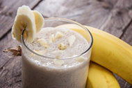 香蕉小麥草奶昔，不含咖啡因但同樣能有提神、為活力加分的效果。（圖片／取材自《epyk》網站）