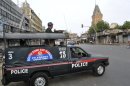 Un coche de policía paquistaní patrulla por las calles de Karachi (Pakistán). EFE/Archivo