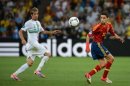 El defensa portugués Fabio Coentrao (izq) vigila al centrocampista español Jesús Navas