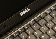 Dell reportó el martes una caída del 31 por ciento en sus ganancias, golpeada por una contracción del negocio de compradores individuales, en momentos en que los inversores evalúan la oferta del fundador de la compañía de retirar de bolsa al tercer fabricante mundial de ordenadores. En la imagen, de archivo, el logo de DELL en uno de sus ordenadores portátiles. REUTERS/Brendan McDermid