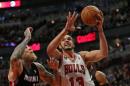 El francés Joakim Noah, de los Chicago Bulls, busca el cesto de Miami Heat, en partido de la NBA jugado el 9 de marzo de 2014 en Chicago