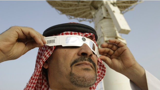 مرور نادر للزهرة بين الشمس والأرض ^_^ سبحان الله 120606082457-a-saudi-wearing-special-protective-viewing-glasses-watch-the-transit-of-venus-at-the-capital-riyadh-976x549-ap-nocredit-jpg_111806