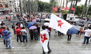 Unionists and members of the Workers Party (PT) demonstrate …